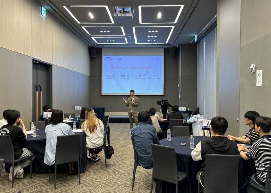 드림텍-유니퀘스트 이공계 자립준비청년을 위한 지원사업에 선정된 학생들이 자립역량 강화를 위한 금융교육을 듣고 있다. <드림텍 제공>