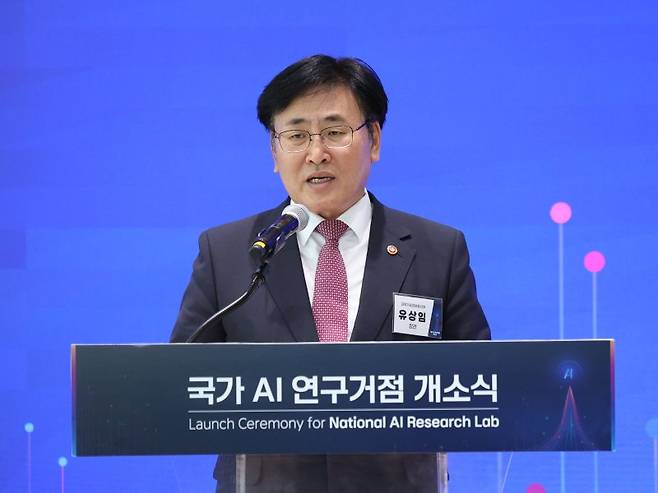 유상임 과학기술정보통신부 장관이 지난해 10월 28일 서울 서초구 양재 서울AI허브 대강당에서 열린 AI 연구거점 개소식에서 축사를 하고 있다. 뉴스1 제공