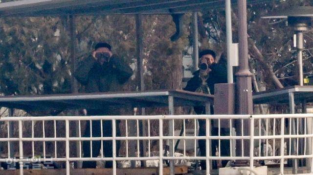 고위공직자범죄수사처(공수처)의 윤석열 대통령에 대한 2차 체포영장 집행이 임박한 가운데 13일 서울 용산구 한남동 대통령 관저에서 경호처 관계자들이 망원경을 통해 외부의 동태를 살피고 있다. 하상윤 기자