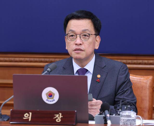 최상목 대통령 권한대행 경제부총리 겸 기획재정부 장관이 14일 정부서울청사에서 열린 국무회의를 주재하며 발언하고 있다. 뉴시스