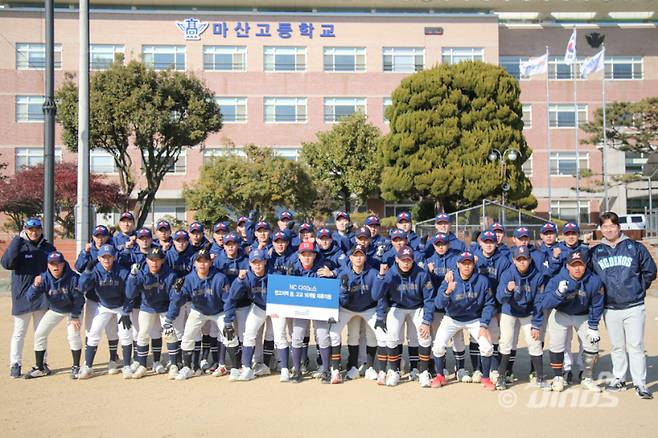 NC 다이노스가 지원한 후드티를 입은 마산고 야구팀 학생들. 사진=NC 다이노스