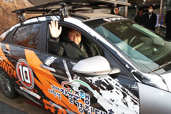 14일 충북대 오창캠퍼스 자율주행 테스트베드에서 자율차에 탄 김영환 충북지사가 손을 흔들고 있다. [사진=충북도]