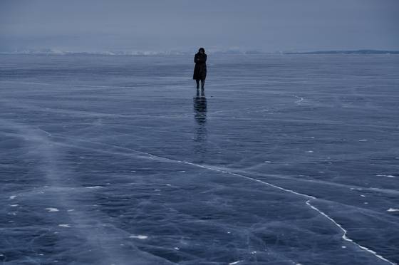 영화 '하얼빈'에서 안중근 의사가 세상을 떠난 동지들에 대한 미안함과 사명감을 짊어진 내면을 끝없이 얼어붙은 대동강을 건너는 모습으로 상상한 장면. 몽골 홉스골 호수에서 촬영했다. 익명으로 요구한 한 안중근 연구가는 실제 대동강은 강폭이 매우 좁다며 영화가 미학적 선택을 한 것으로 해석했다. 사진 CJ ENM