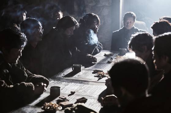 영화 '하얼빈'에서 안중근 의사와 독립군들이 전투에서 생존한 후 모인 회의 장면. 신운용교수는 "일본 밀정이 5만명이나 깔려 있던 당시 이 정도 인원이 모인 회의는 불가능했을 것"이라며 '영화적 상상"으로 바라봤다. 사진 CJ ENM