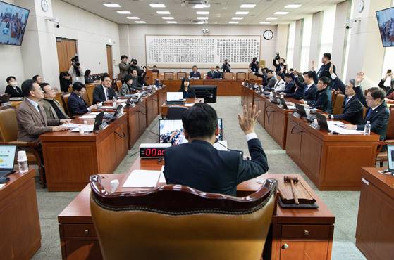 정청래 국회 법제사법위원회 위원장을 비롯한 야당 의원들이 13일 오전 서울 여의도 국회에서 열린 법제사법위원회(법사위) 전체회의에서 토론 종결 찬성에 거수하고 있다. 이번 회의에서 윤석열 정부의 내란ㆍ외환 행위의 진상규명을 위한 특별검사 임명 등에 관한 법률안 통과 시켰다. 뉴스1