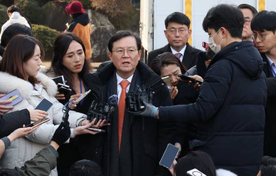 윤석열 대통령의 법률대리인인 윤갑근 변호사가 14일 오후 윤 대통령 탄핵심판 첫 변론기일을 마치고 서울 종로구 헌법재판소 심판정을 나서고 있다. 연합뉴스