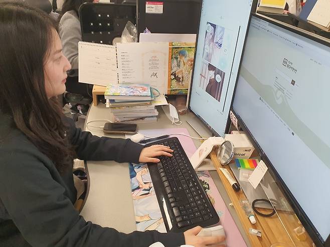 구유희 사원이 웹툰 단행본 교정 교열을 하고 있다. 윤현주 기자
