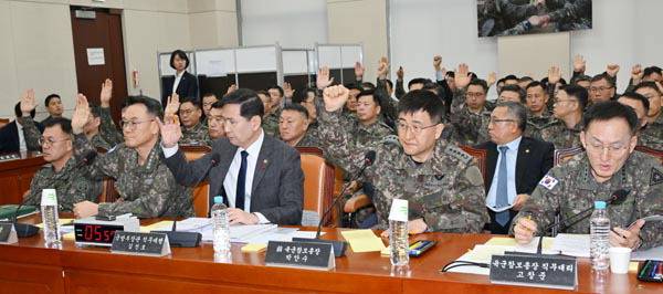 14일 국회에서 열린 ‘윤석열 정부의 비상계엄 선포를 통한 내란 혐의 진상규명 국정조사 특별위원회’ 전체회의에 출석한 국군 수뇌부들이 ‘수사를 받은 적이 있으면 손을 들어보라’는 곽규택 의원 질의에 대거 손을 들고 있다.    김정록 기자 ilro12@kookje.co.kr