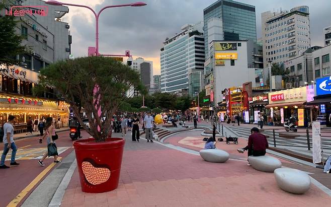 Stretching between Hongik University and Sangsu Stations, the Red Road in Hongdae is a newly branded 2-kilometer tourist-friendly street designed for accessibility and recognition, with red pavement serving as its hallmark. (Seoul Metropolitan Government)