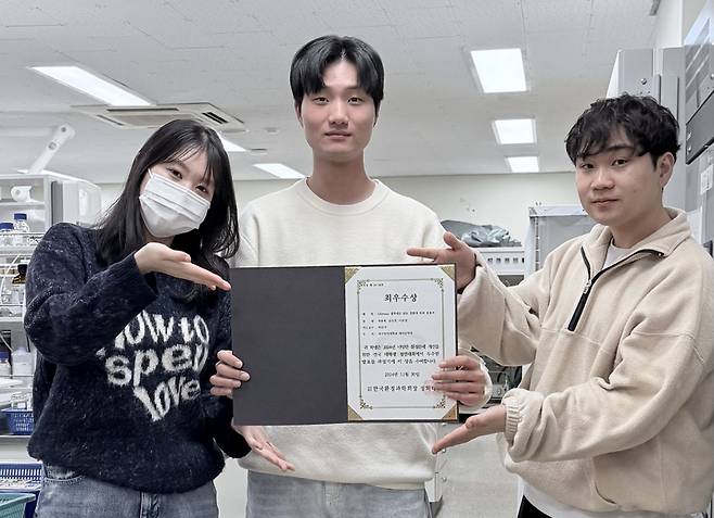 한국환경과학회가 주최한 ‘전국 대학생 경연대회’에서 최우수상을 받은 대구한의대 제약공학과 학생들이 기념사진을 찍고 있다. 대구한의대 제공