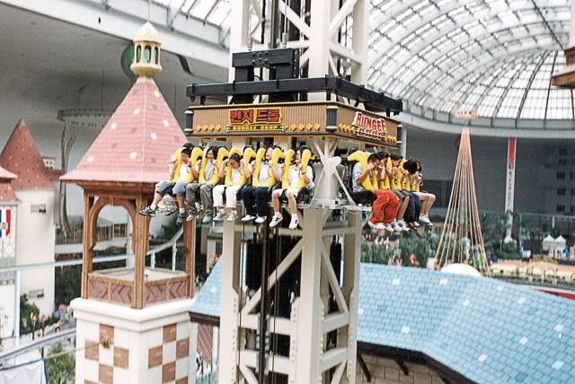 2000년대 초 실내에 설치됐던 번지드롭. 롯데월드 제공