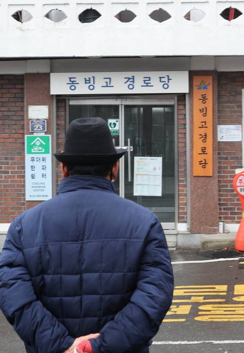 동빙고 경로당 앞에 한 어르신이 뒷짐을 진 채 바라보고 있다. [이충우 기자]