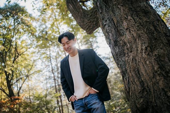 소설 ‘급류’의 정대건 작가가 미소짓고 있다  <한정선 작가>