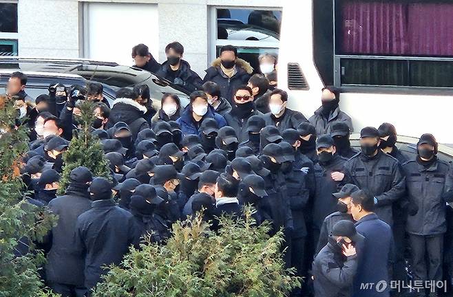 (서울=뉴스1) 장시온 기자 = 이대환 고위공직자범죄수사처(공수처) 부장검사 등 공수처 수사관들이 3일 오전 8시 30분 경 서울 용산구 한남동 대통령 관저 검문소에 진입해 윤석열 대통령에 대한 체포영장을 집행하려 하자 육군 수도방위사령부 55경비단 병력이 수사관들을 둘러싸 저지하고 있다. 2024.1.3/뉴스1  Copyright (C) 뉴스1. All rights reserved. 무단 전재 및 재배포,  AI학습 이용 금지. /사진=(서울=뉴스1) 장시온 기자