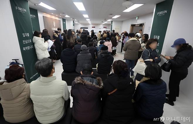 (서울=뉴스1) 황기선 기자 = 27일 둔촌주공 아파트를 재건축한 올림픽파크포레온 아파트 입주가 시작됐다. 이날부터 내년 3월 말까지 순차적으로 입주가 진행된며 총 1만2032세대가 입주 대상이다. 사진은 이날 서울 강동구 올림픽파크포레온 입주지원센터에서 주민들이 안내를 기다리는 모습. 2024.11.27/뉴스1 Copyright (C) 뉴스1. All rights reserved. 무단 전재 및 재배포, AI학습 이용 금지. /사진=(서울=뉴스1) 황기선 기자