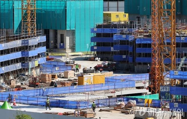 [서울=뉴시스] 황준선 기자 = 24일 서울 시내 한 아파트 건설 현장에서 근로자들이 작업을 하고 있다.