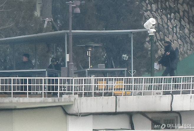 (서울=뉴스1) 임세영 기자 = 윤석열 대통령 체포영장 집행 초읽기에 들어간 13일 서울 용산구 한남동 대통령 관저에서 화기가 든 것으로 추정되는 배낭을 멘 대통령경호처 요원이 오가고 있다. 2025.1.13/뉴스1  Copyright (C) 뉴스1. All rights reserved. 무단 전재 및 재배포,  AI학습 이용 금지. /사진=(서울=뉴스1) 임세영 기자