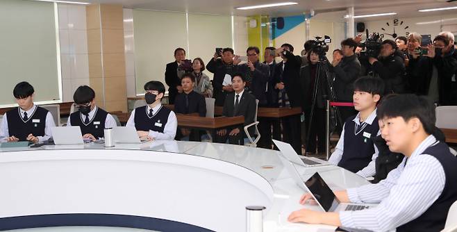 14일 목포고등학교 미래교실에서 목포고-나주고등학교 간 온라인 공동 협력 수업이 진행되고 있다. /전남도교육청