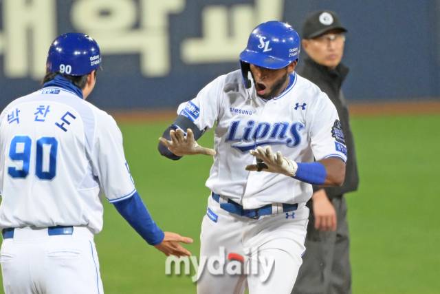삼성 디아즈가 15일 대구 삼성라이온즈파크에서 열린 '2024 프로야구 KBO 포스트 시즌' 삼성라리온즈와 LG트윈스 플레이오프(PO) 2차전 경기 6회말 선두 타자로 나와 솔로포를 쳤다./마이데일리