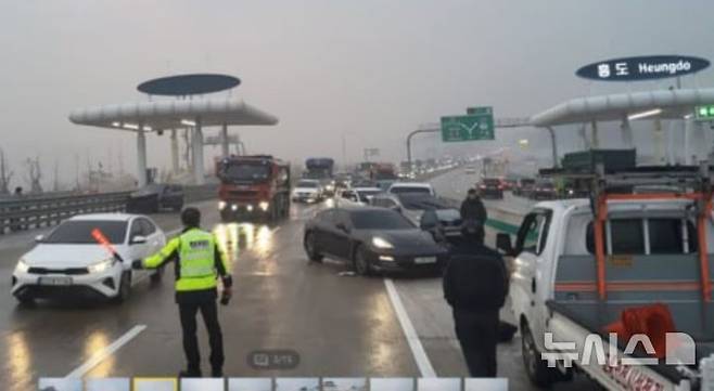 [고양=뉴시스] 덕양구 도내동 서울문산고속도로 사고 현장. (사진=경기도북부소방재난본부 제공) 2025.01.14 photo@newsis.com
