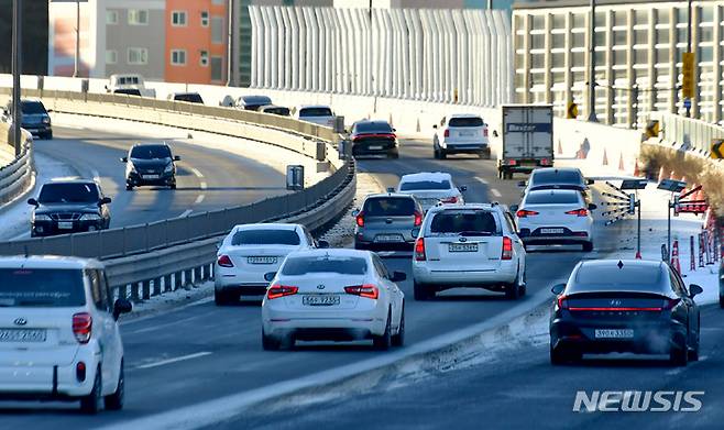 [광주=뉴시스] 차량들이 도로 결빙을 우려해 속도를 줄여 주행하고 있다. photo@newsis.com (사진은 기사와 직접적 관련이 없습니다.)