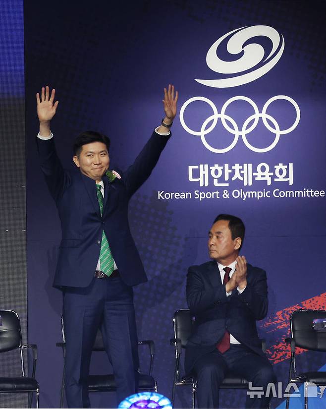 [서울=뉴시스] 김진아 기자 = 제42대 대한체육회장으로 당선된 유승민이 14일 서울 송파구 올림픽공원 올림픽홀에서 열린 제42대 대한체육회장선거에서 당선이 확정되자 기뻐하고 있다. 2025.01.14. bluesoda@newsis.com
