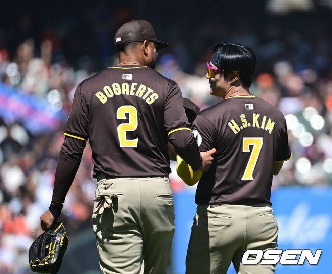 [OSEN=지형준 기자] 샌디에이고 잰더 보가츠(왼쪽)가 김하성과 이야기를 나누고 있다. 2024.04.08 /jpnews@osen.co.kr