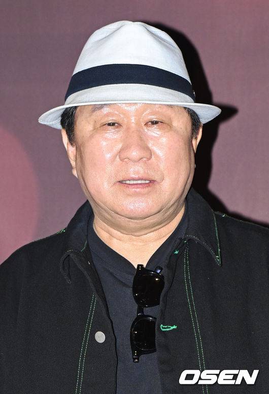 [OSEN=최재현 기자] 7일 오후 서울 성수동 메가박스 성수점에서 강수연 1주기 추모전 '강수연, 영화롭게 오랫동안’ 개막식 포토월이 진행됐다.배우 임하룡이 포즈를 취하고 있다. 2023.05.07 /hyun309@osen.co.kr