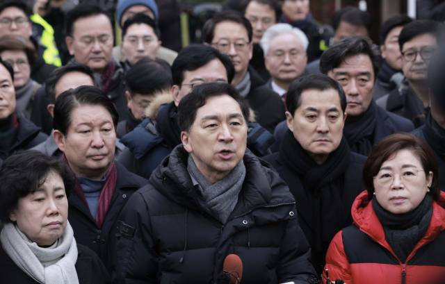 ▲국민의힘 김기현 의원을 비롯한 소속 의원들이 지난 6일 서울 용산구 대통령 관저 앞에 모인 취재진에게 입장을 밝히고 있다. ⓒ연합뉴스