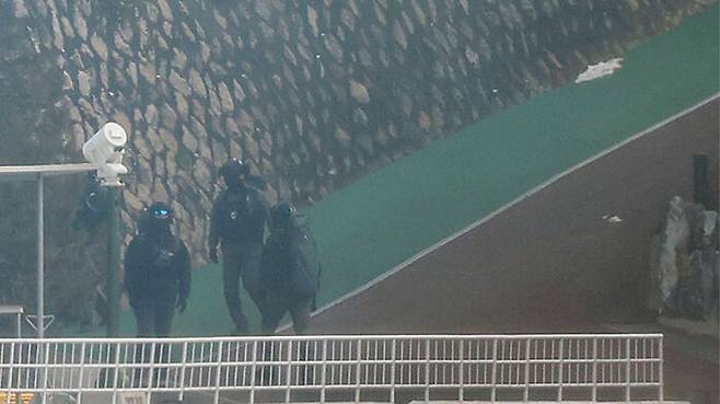 한남동 관저 순찰하는 경호처 직원