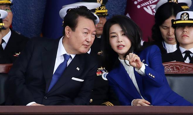 윤석열 대통령과 김건희 여사가 지난 2023년 3월 10일 경상남도 창원시 진해구 해군사관학교에서 열린 제77기 졸업 및 임관식에서 대화하고 있다. 대통령실통신사진기자단