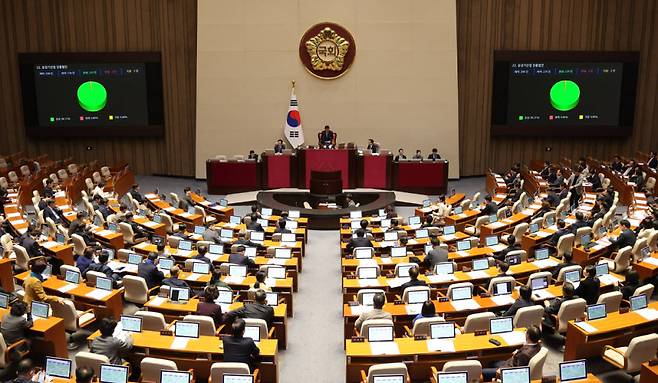 지난해 1월 9일 서울 여의도 국회 본회의장에서 열린 제 411회 국회(임시회) 4차 본회의가 열리고 있다. 이날 국회는 ‘승강기산업 진흥법’을 의결했다. [뉴시스]