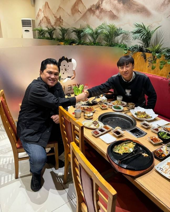 ▲ 신태용 감독은 동남아시아에서도 부진하던 인도네시아를 오래 담금질 시킨 결과 근래에는 아시아 강호들과 어깨를 나란히 할 정도로 성장했다. 작년 카타르에서 열린 아시아축구연맹(AFC) 아시안컵에서 아주 큰 놀라움을 안겼다. 인도네시아가 월드컵 본선 티켓을 두고 경쟁하는 최종예선에도 진출시켰다. ⓒ 인도네시아축구협회