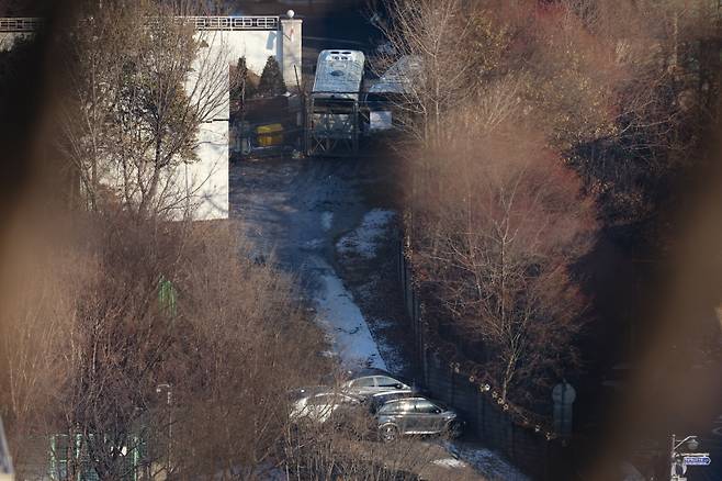 대통령 관저 진입로에 만든 차벽. [사진 | 뉴시스]