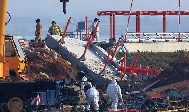 1월 2일 전남 무안국제공항 제주항공 참사 현장에서 합동조사단 관계자들이 로컬라이저가 놓인 콘크리트 둔덕에서 사고 관련 조사를 하고 있다. [동아DB]