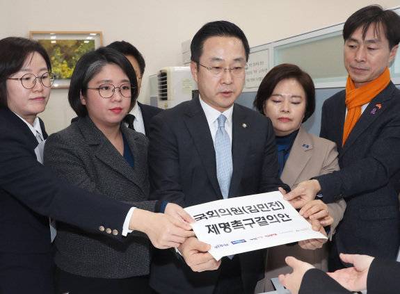 더불어민주당 박성준 원내수석부대표와 정진욱 의원, 정춘생 조국혁신당 의원, 정혜경 진보당 의원, 용혜인 기본소득당 대표, 한창민 사회민주당 대표가 1월 10일 서울 여의도 국회 의안과에서 국민의힘 김민전 의원 제명촉구 결의안을 제출하고 있다. [동아일보 DB]