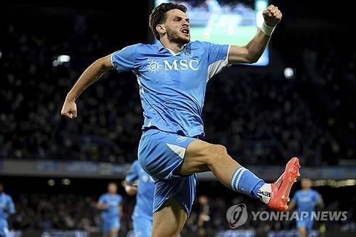 이적시장 전문 기자 파브리치오 로마노가 12일(한국시간) 자신의 사회관계망서비스(SNS) 인스타그램을 통해 흐비차 크바라첼리아와 PSG가 개인 합의에 성공했다고 전했다.&nbsp;연합뉴스