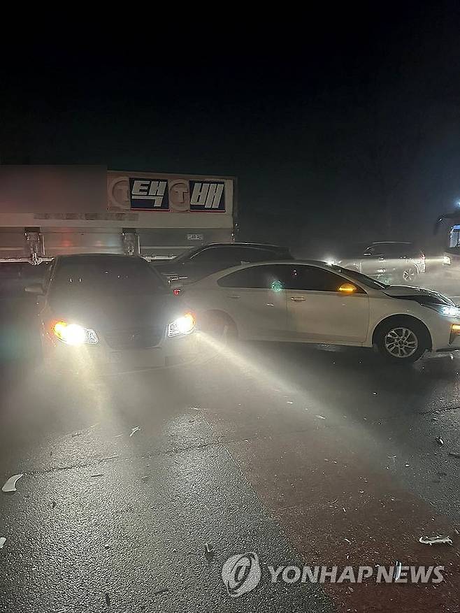 고양 자유로서 눈길 차량 44대 연쇄 추돌 사고 (고양=연합뉴스) 심민규 기자 = 14일 오전 5시 15분께 경기 고양시 일산서구 자유로 구산IC 파주 방향 인근에서 발생한 차량 44대 연쇄 추돌 사고로 트럭과 승용차 등이 뒤엉켜 있다. 2025.1.14 [경기도북부소방재난본부 제공. 재판매 및 DB 금지] wildboar@yna.co.kr