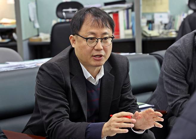 새 나라장터 운영 계획 설명하는 이형식 조달청 국장    (대전=연합뉴스) 이은파 기자 = 이형식 조달청 국장이 14일 정부대전청사 기자실에서 기자간담회를 열어 이달 초 시범 개통한 새로운 나라장터(국가종합전자조달시스템) 운영 계획을 설명하고 있다. 2025.1.14