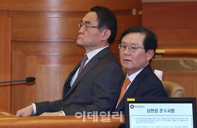 윤석열 대통령의 탄핵심판 첫 변론기일인 지난 14일 오후 윤 대통령 측의 변호인인 윤갑근(오른쪽), 배보윤 변호사가 서울 종로구 헌법재판소 심판정에 착석해 있다. (사진=이데일리 방인권 기자)