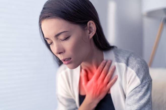 만성 기관지염, 폐기종 등 만성폐쇄성폐질환(COPD) 환자가 매우 많다. 다만 병원에서 제대로 진단받는 비율이 턱없이 낮을 뿐이다. 가래, 기침, 호흡곤란, 피로감 등이 8주 이상 끊이지 않으면 일단 COPD를 의심해봐야 한다. [사진=게티이미지뱅크]