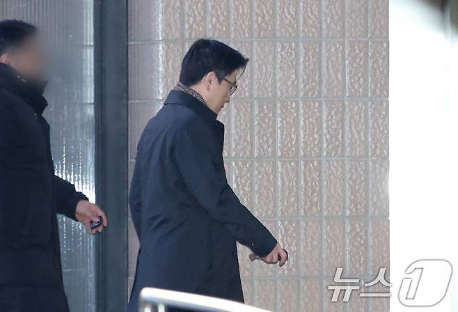 오동운 공수처장이 15일 오전 경기 과천시 정부과천청사 고위공직자범죄수사처(공수처)로 출근하고 있다. 2025.1.15/뉴스1 ⓒ News1 김영운 기자