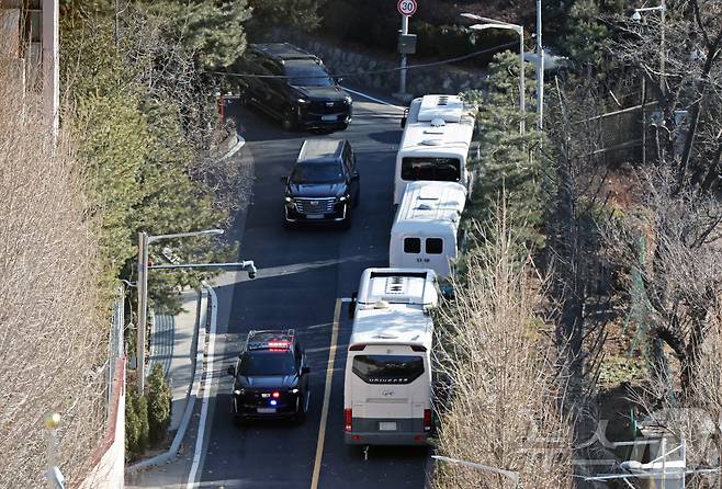 내란 우두머리 혐의로 체포된 윤석열 대통령을 태운 차량 행렬이 15일 오전 서울 용산구 한남동 대통령 관저를 빠져나와 과천 공수처 조사실로 향하고 있다. 2025.1.15/뉴스1 ⓒ News1 오대일 기자