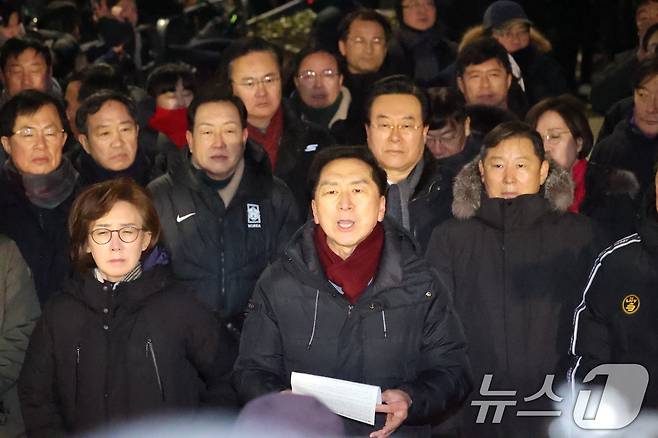 고위공직자범죄수사처(공수처)가 윤석열 대통령 2차 체포영장 집행에 나선 15일 오전 서울 용산구 한남동 대통령 관저 앞에 김기현 의원(가운데)을 비롯한 국민의힘 의원들이 입장을 밝히고 있다. 2025.1.15/뉴스1 ⓒ News1 송원영 기자