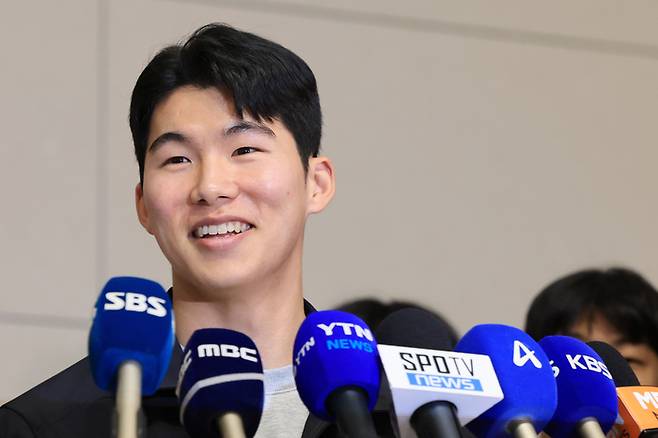 김혜성이 14일 오후 인천국제공항 제2여객터미널을 통해 미국으로 출국하기에 앞서 취재진과 인터뷰하고 있다. 2025.1.14 연합뉴스