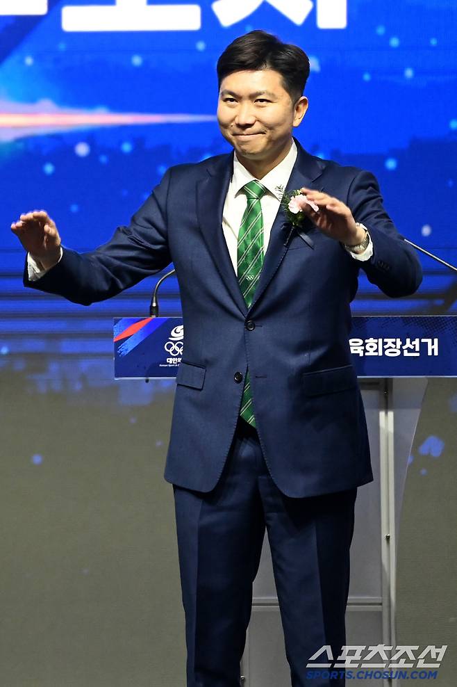 14일 서울 올림픽공원 올림픽홀에서 열린 제42대 대한체육회장 선거, 기호 3번 유승민 후보가 무대에 올라 인사하고 있다. 허상욱 기자 wook@sportschosun.com/2025.1.14/
