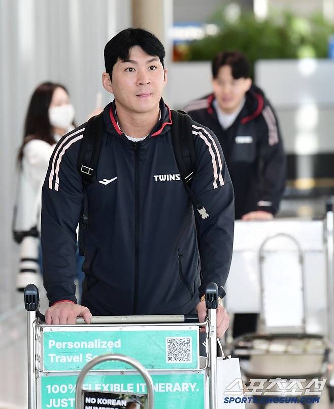 15일 인천공항 제1터미널에서 LG 트윈스 1차 선발대가 애리조나 스프링캠프를 위해 출국했다. 출국을 준비하고 있는 오지환. 인천=송정헌 기자songs@sportschosun.com/2025.01.15/