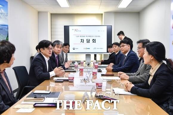 김병수 경기 김포시장(왼쪽 2번째)이 15일 박연재 환경부 환경보건국장과 윤성훈 한국수자원공사 친수사업처장 등 정부 관계자들을 만나 김포 환경재생 혁신복합단지 조성 사업의 추진 방향을 논의하고 있다./김포시