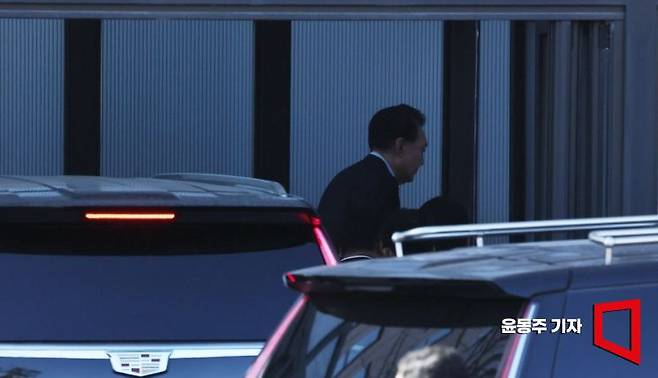윤석열 대통령이 15일 과천 공수처 청사로 출석하고 있다. 윤동주 기자