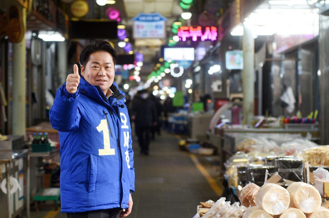 오세현 예비후보가 온양전통시장에서 유세 중인 모습.